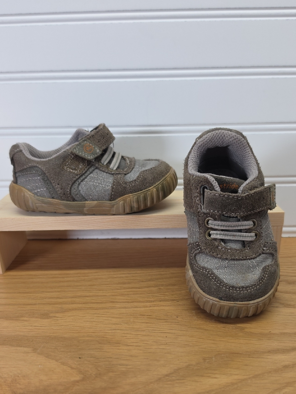 Stride Rite SRT Travis Kids Gray Suede & Canvas Hook-and-Loop Sneakers Size 4.5
